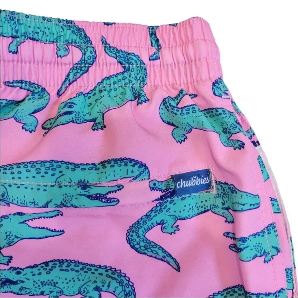 Chubbies The Glades Classic Swim Trunk 5.5” in Pink Alligator Size L